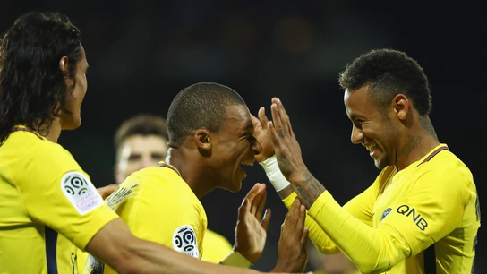 Neymar celebra un gol con Cavani y Mbappé Neymar celebra un gol con Cavani y Mbappé