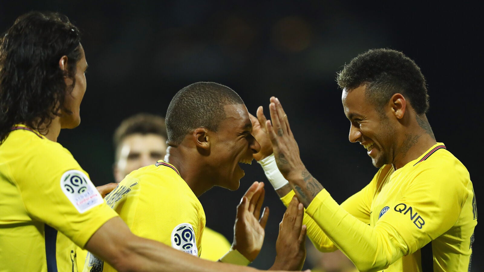 Neymar celebra un gol con Cavani y Mbapp&eacute;