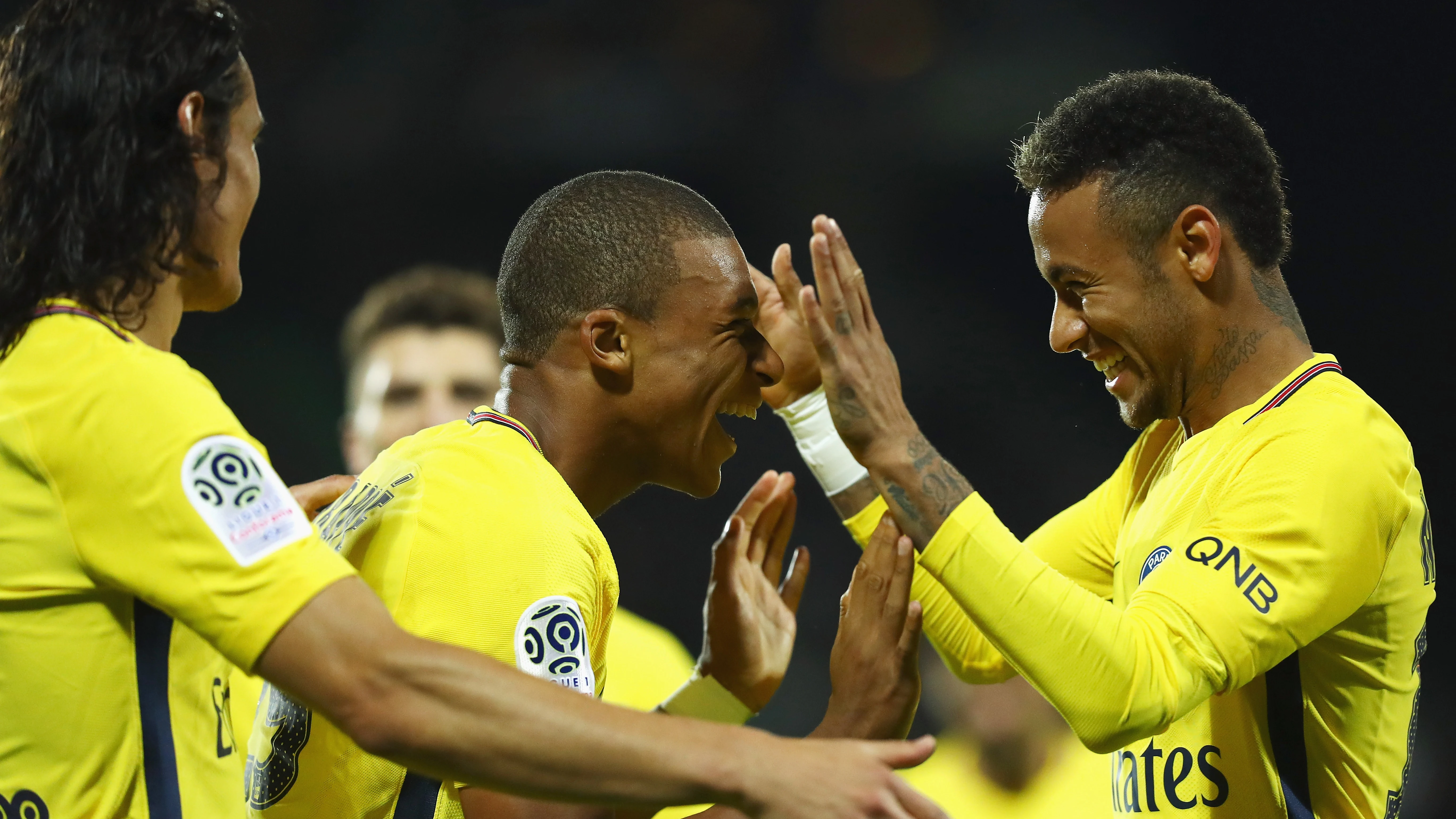 Neymar celebra un gol con Cavani y Mbappé Neymar celebra un gol con Cavani y Mbappé