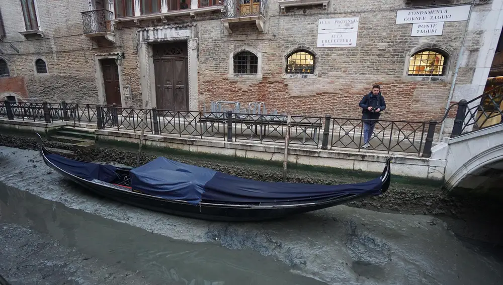 Disminuye el nivel del agua en Venecia