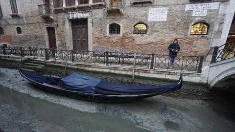 Disminuye el nivel del agua en Venecia Disminuye el nivel del agua en Venecia