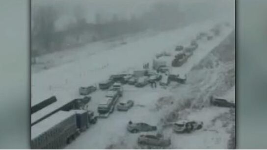 Tremendo choque m&uacute;ltiple, con un muerto y varios heridos, provocado por el temporal en EEUU