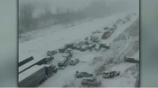 Tremendo choque múltiple, con un muerto y varios heridos, provocado por el temporal en EEUU Tremendo choque múltiple, con un muerto y varios heridos, provocado por el temporal en EEUU