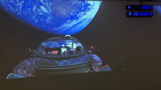 El vehículo Tesla conducido por un maniquí astronauta ya está en orbita El vehículo Tesla conducido por un maniquí astronauta ya está en orbita
