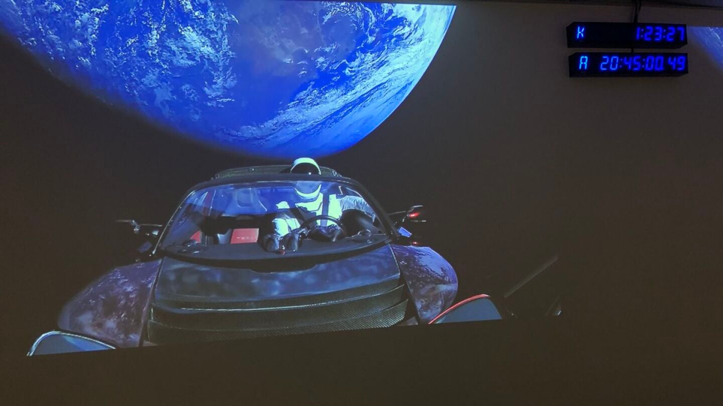 El veh&iacute;culo Tesla conducido por un maniqu&iacute; astronauta ya est&aacute; en orbita