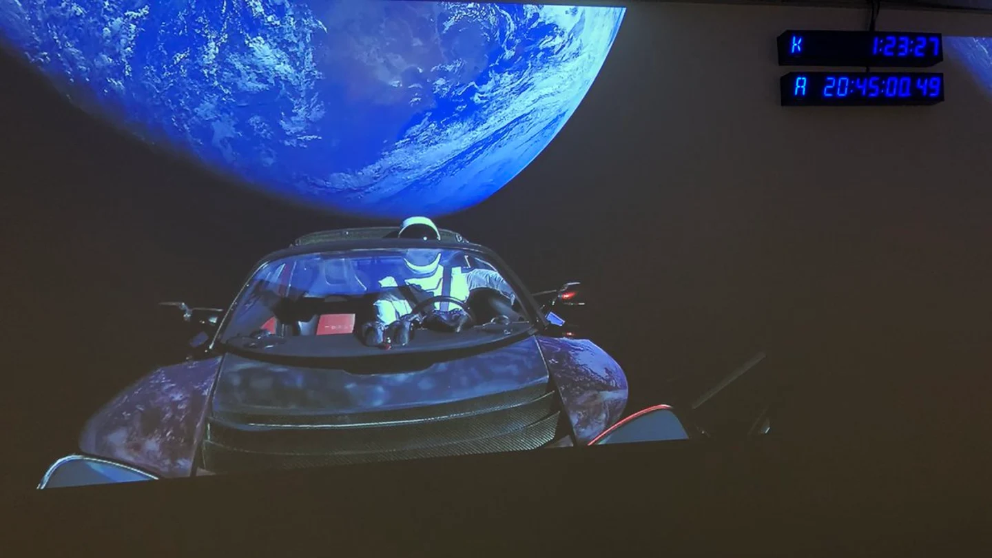 El vehículo Tesla conducido por un maniquí astronauta ya está en orbita El vehículo Tesla conducido por un maniquí astronauta ya está en orbita