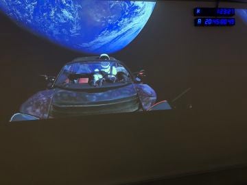 El vehículo Tesla conducido por un maniquí astronauta ya está en orbita El vehículo Tesla conducido por un maniquí astronauta ya está en orbita