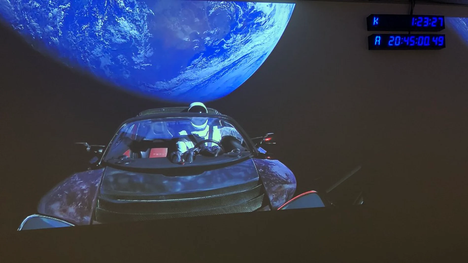 El vehículo Tesla conducido por un maniquí astronauta ya está en orbita