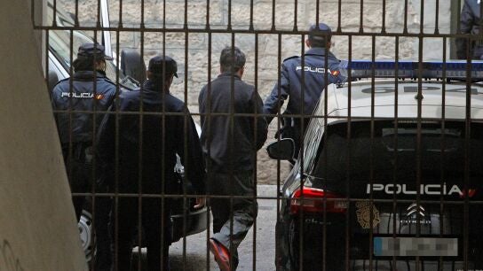 El menor de 14 a&ntilde;os que apu&ntilde;al&oacute; mortalmente a su hermano, a su llegada a los juzgados de Benal&uacute;a