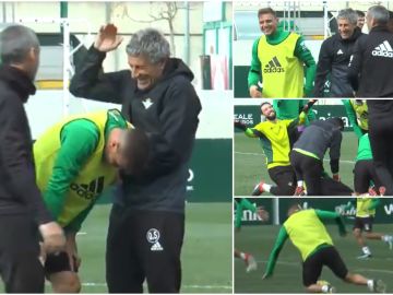 Graciosa caída de Joaquín durante el entrenamiento del Betis Graciosa caída de Joaquín durante el entrenamiento del Betis