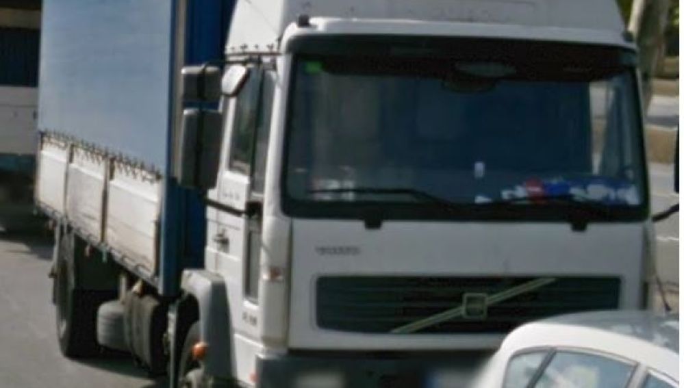 Imagen difundida por los mossos del camión robado en una empresa de Castellbisbal