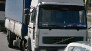 Imagen difundida por los mossos del camión robado en una empresa de Castellbisbal