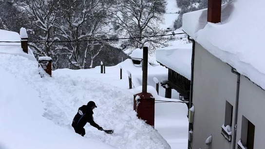 Un vecino de Pajares (Asturias) retirando nieve Un vecino de Pajares (Asturias) retirando nieve