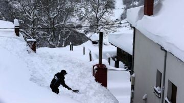 Un vecino de Pajares (Asturias) retirando nieve
