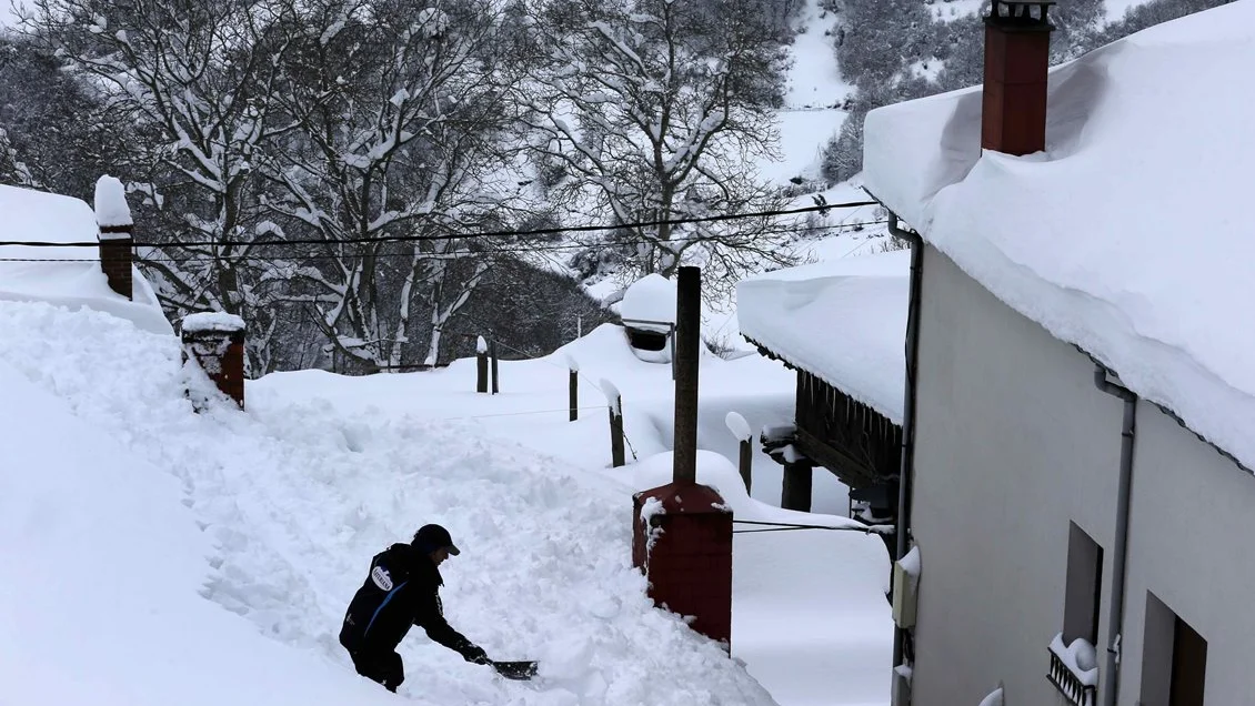 Un vecino de Pajares (Asturias) retirando nieve