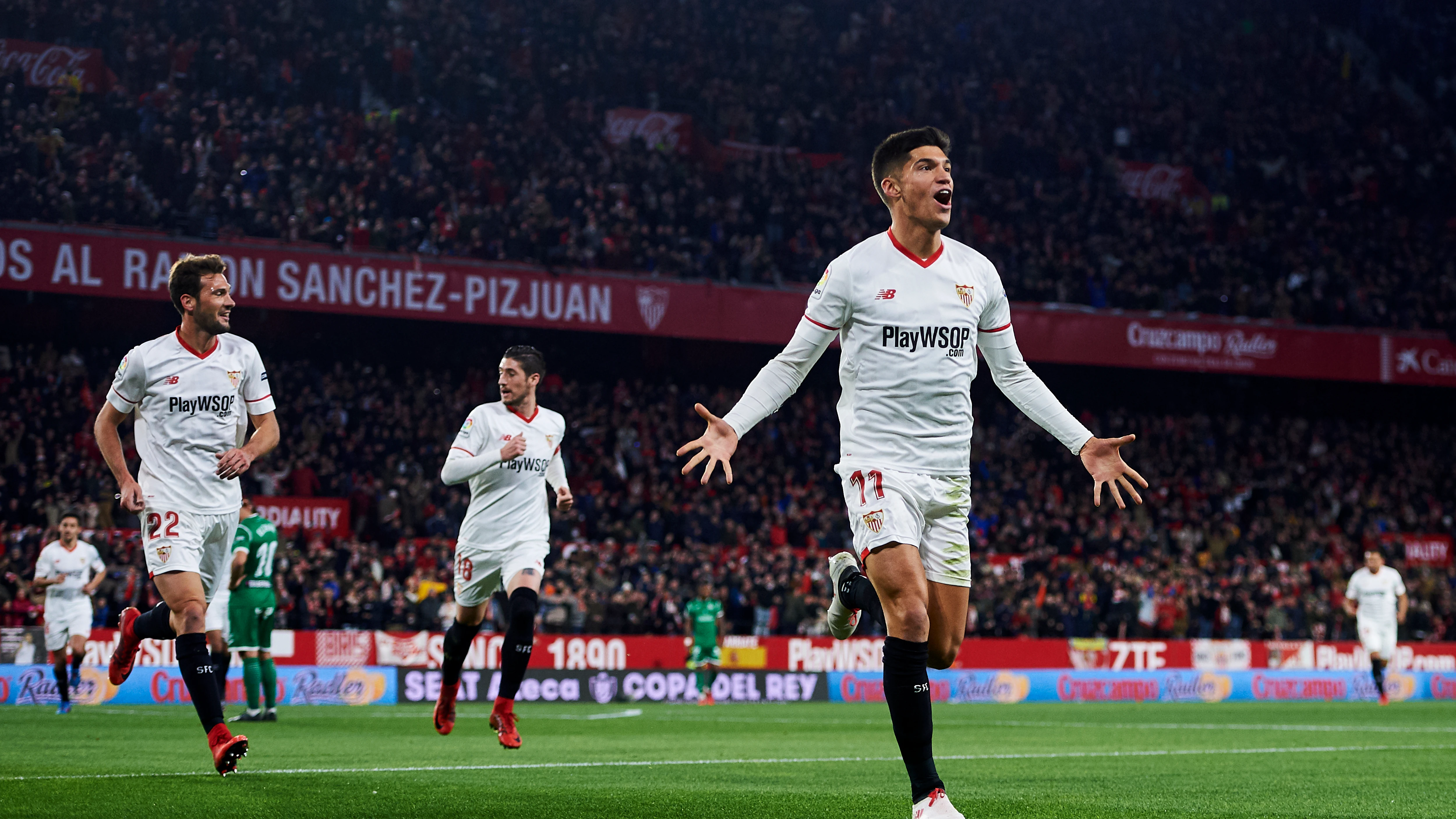 Correa celebra su gol con el Sevilla