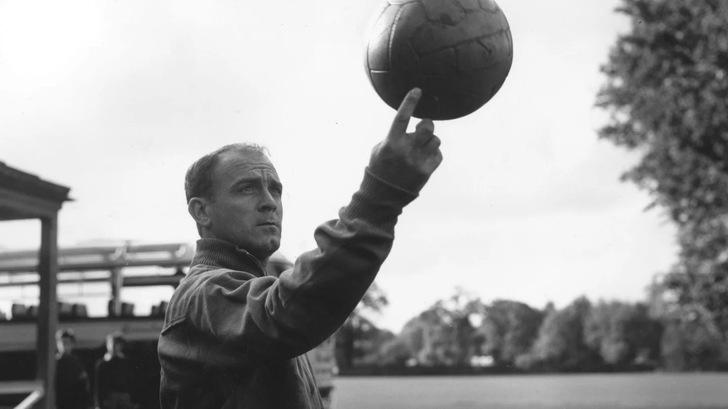 Alfredo di Stefano, jugando con el balón Alfredo di Stefano, jugando con el balón