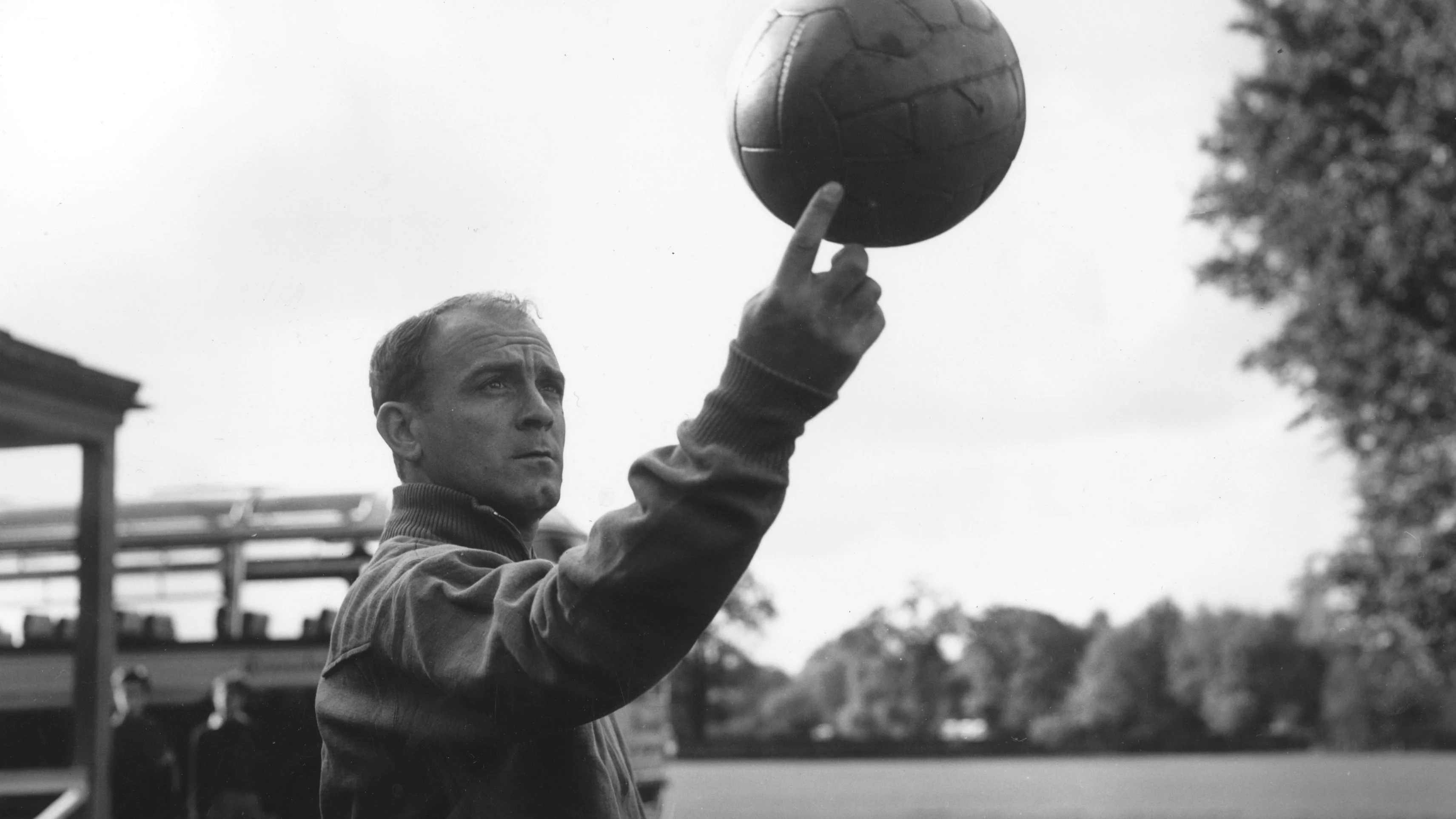 Alfredo di Stefano, jugando con el balón Alfredo di Stefano, jugando con el balón