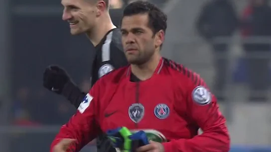 Dani Alves, poniéndose los guantes de portero Dani Alves, poniéndose los guantes de portero