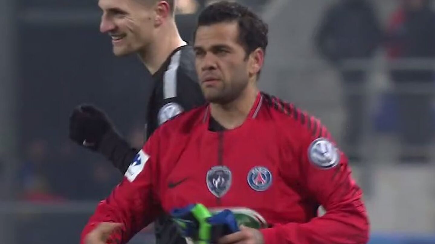 Dani Alves, poni&eacute;ndose los guantes de portero