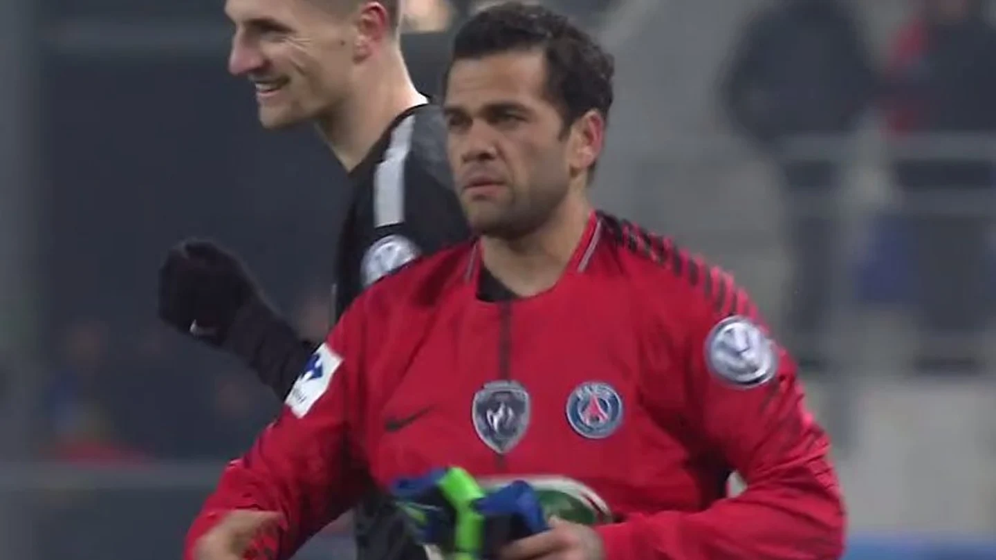 Dani Alves, poniéndose los guantes de portero Dani Alves, poniéndose los guantes de portero