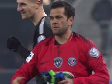 Dani Alves, poniéndose los guantes de portero Dani Alves, poniéndose los guantes de portero