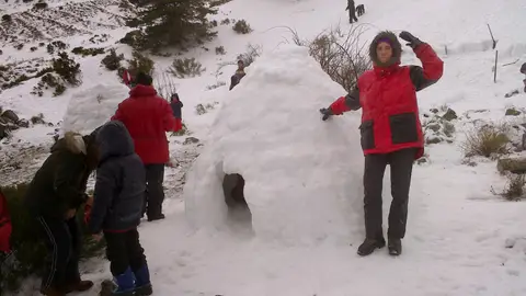 Construir iglús en familia 8 planes de invierno en Madrid para disfrutar de la nieve