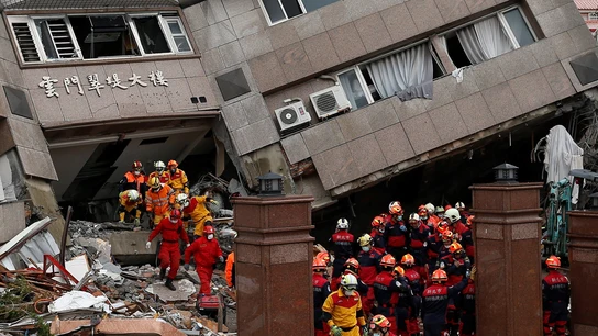 Los equipos de salvamento buscan sobrevivientes en un edificio dañado por el terremoto Los equipos de salvamento buscan sobrevivientes en un edificio dañado por el terremoto