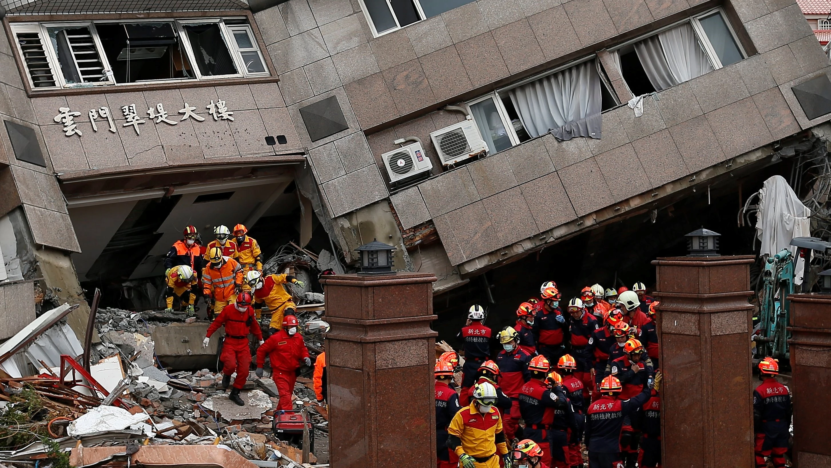 Los equipos de salvamento buscan sobrevivientes en un edificio dañado por el terremoto