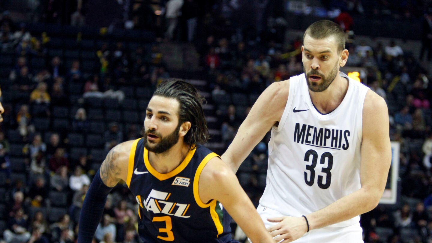 Ricky Rubio intenta zafarse de la defensa de Marc Gasol
