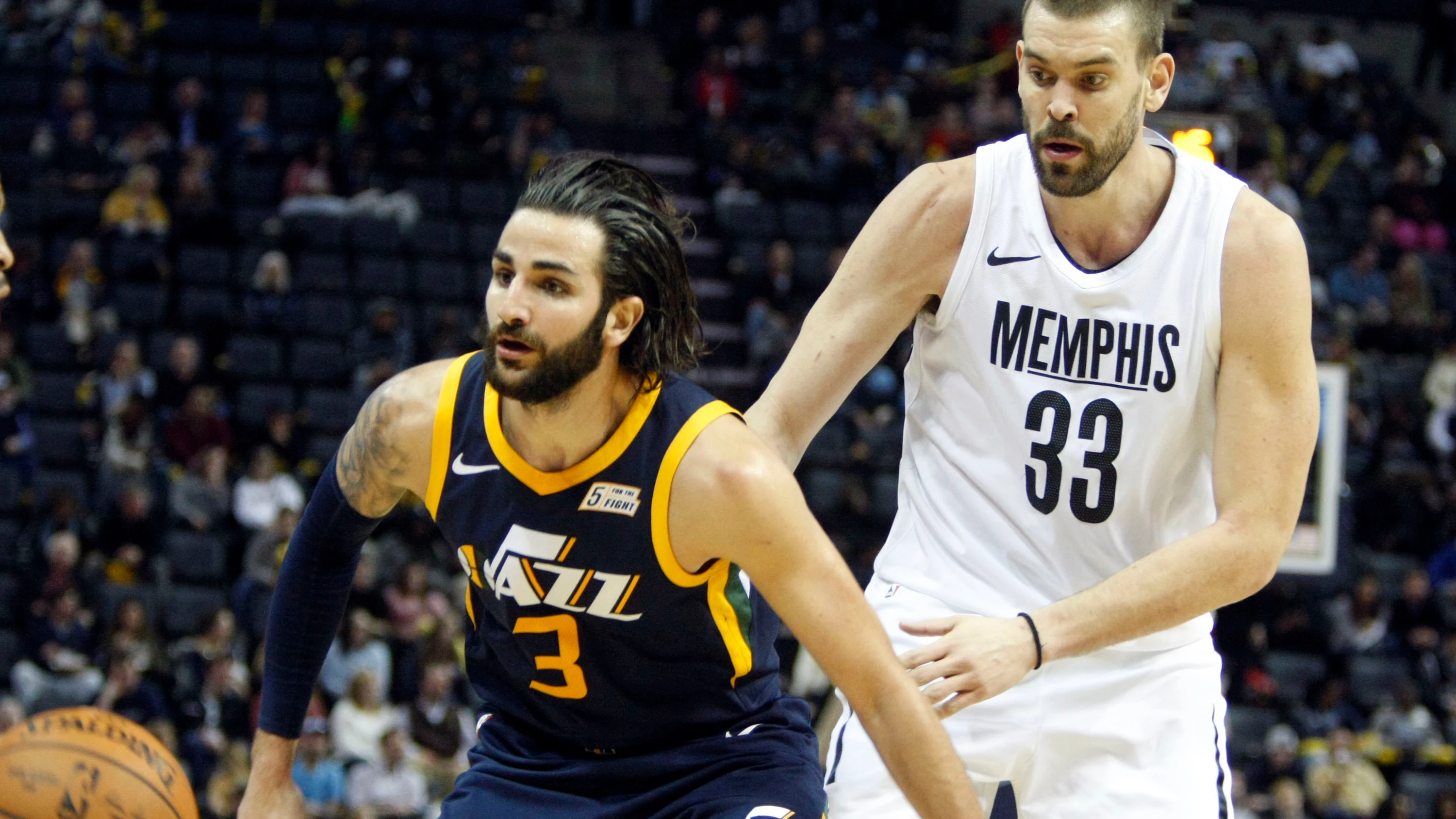 Ricky Rubio intenta zafarse de la defensa de Marc Gasol