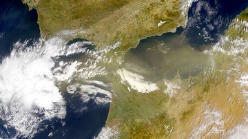 La mayoria de los virus y bacterias viajan por la atmosfera miles de km