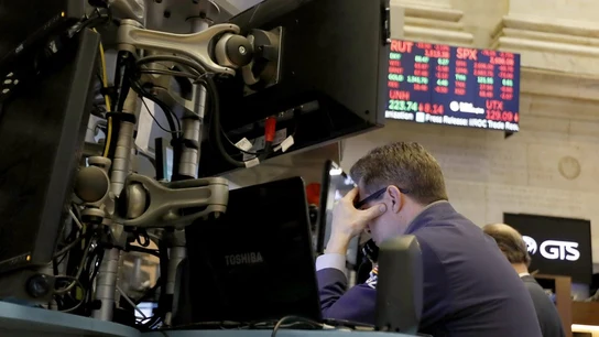 Corredores reaccionan durante el cierre de la Bolsa de Nueva York Corredores reaccionan durante el cierre de la Bolsa de Nueva York