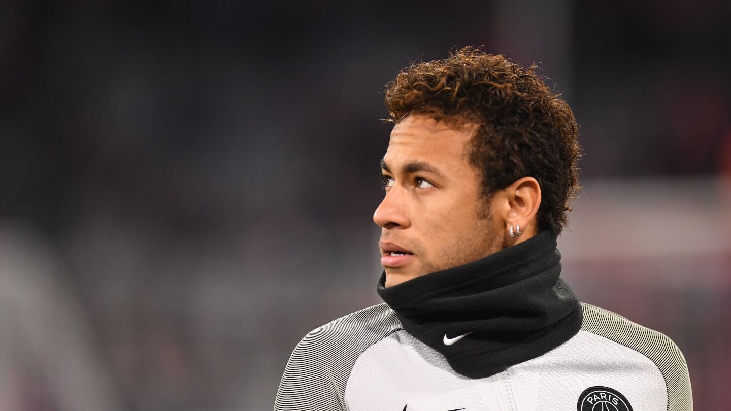 Neymar mira al cielo