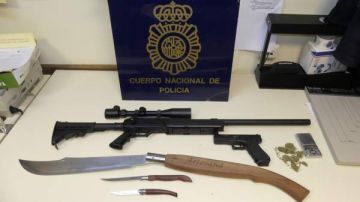 Armas y droga intervenidas a un joven de Jaén