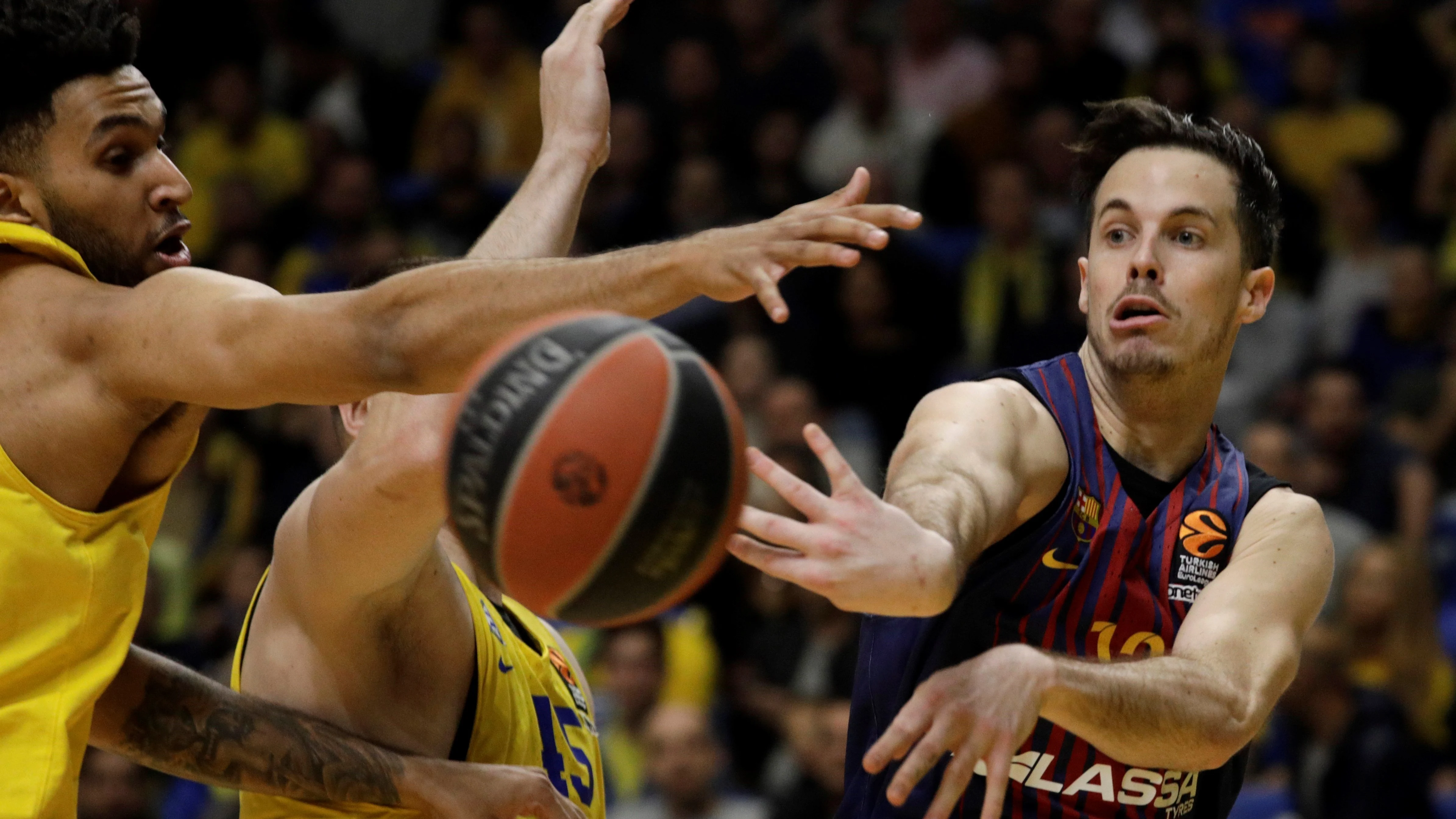 Heurtel pasa el balón en el partido del Barcelona