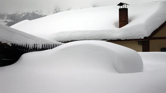 Un vehículo cubierto de nieve, en el pueblo asturiano de Pajares Un vehículo cubierto de nieve, en el pueblo asturiano de Pajares