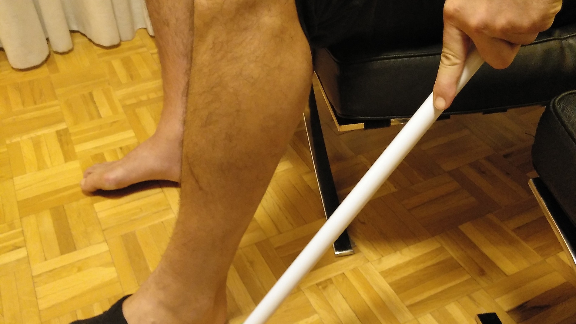 Un dispositivo permite a personas mayores colocarse los calcetines sin inclinarse