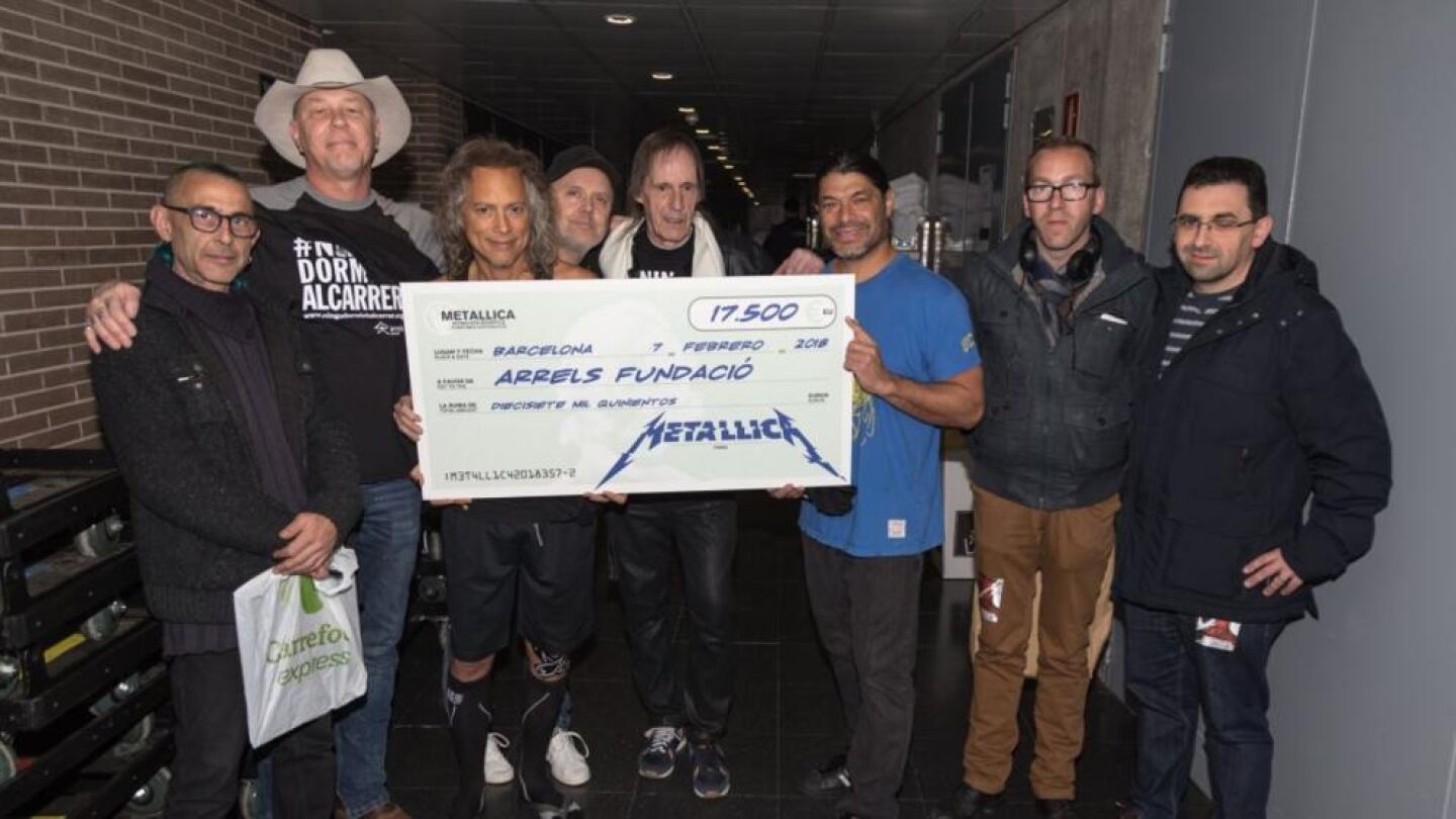 Metallica entrega un donativo a la nativo a la fundaci&oacute;n Arrels 