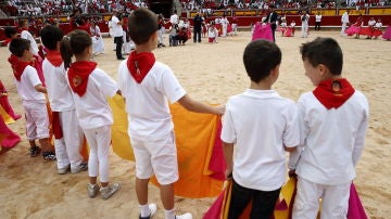 Menores participando en un acto taurino
