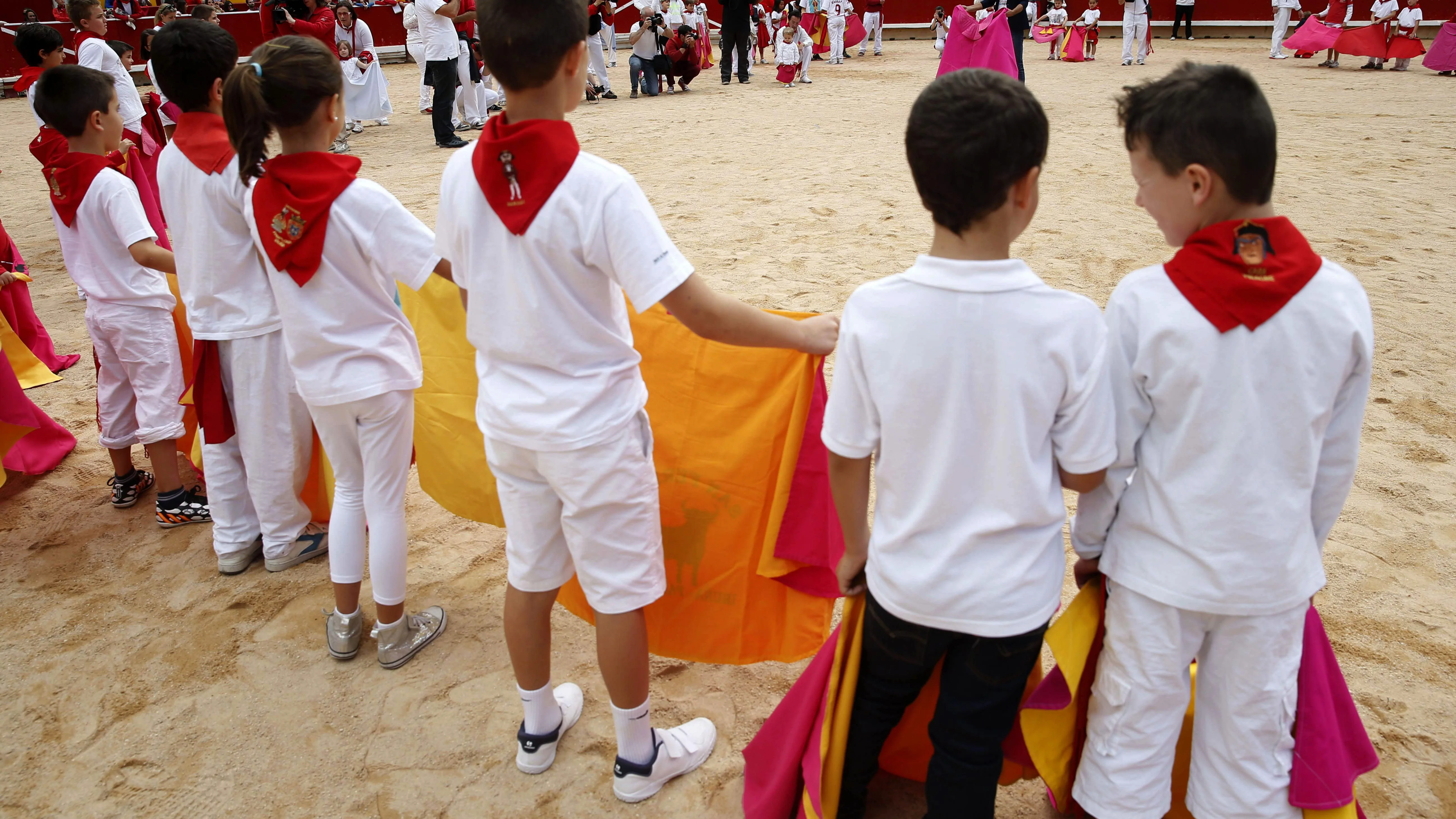 Menores participando en un acto taurino