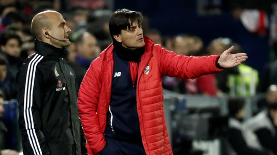 Montella da instrucciones a sus jugadores desde la banda Montella da instrucciones a sus jugadores desde la banda