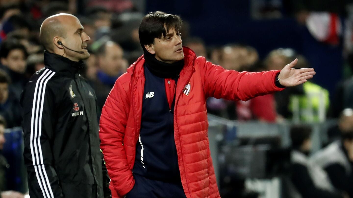 Montella da instrucciones a sus jugadores desde la banda