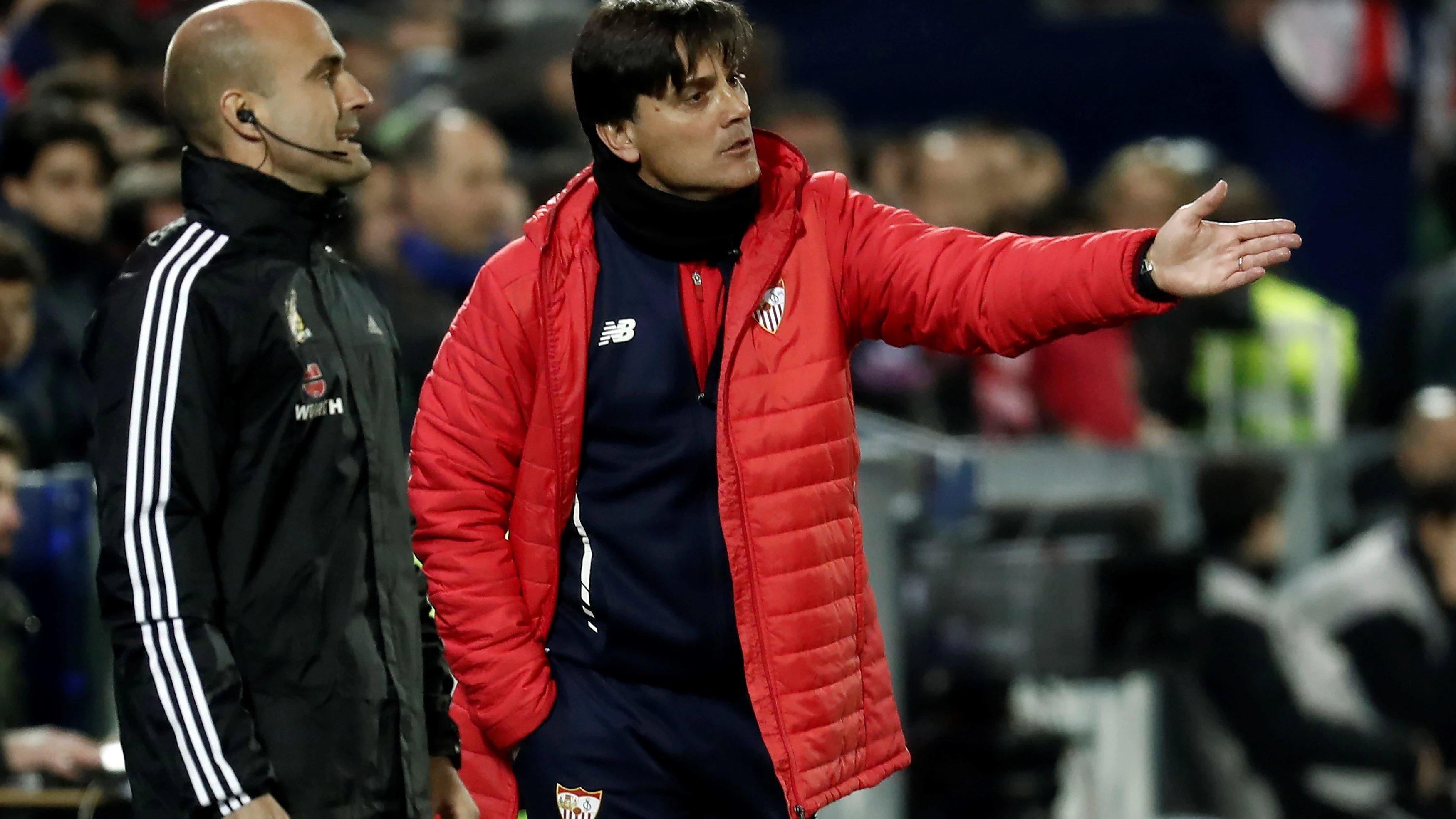 Montella da instrucciones a sus jugadores desde la banda