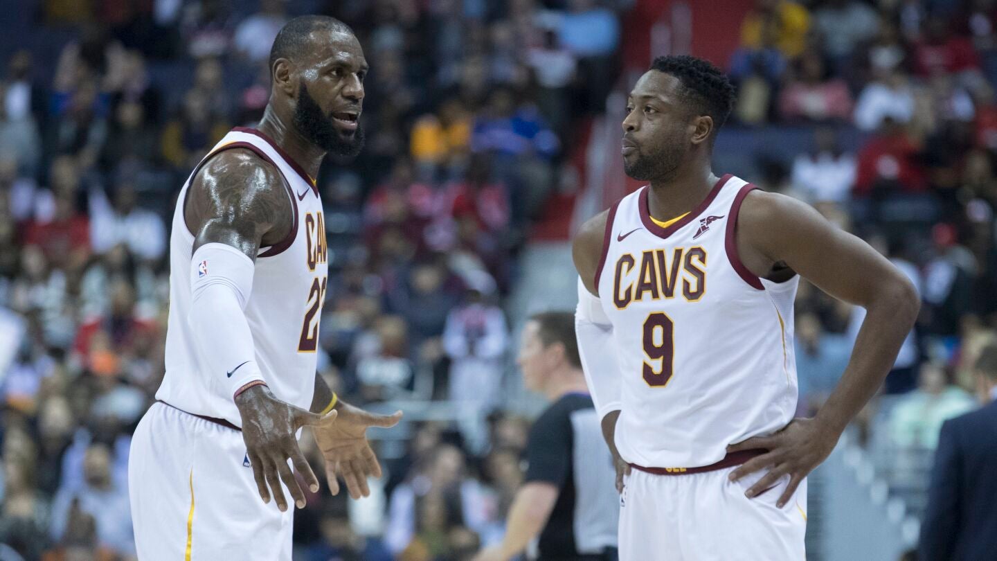LeBron James y Dwyane Wade, durante un partido con los Cavs