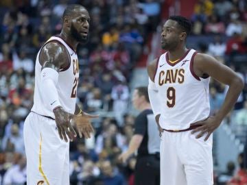 LeBron James y Dwyane Wade, durante un partido con los Cavs LeBron James y Dwyane Wade, durante un partido con los Cavs