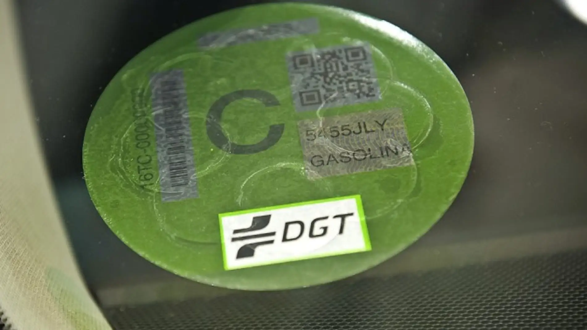La DGT explica cómo colocar la etiqueta medioambiental para evitar una  multa de 200 euros
