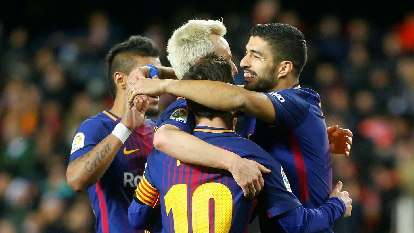 Los jugadores del Bar&ccedil;a celebran la victoria