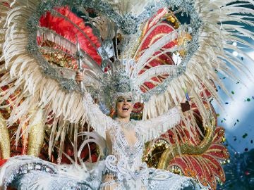 Carmen Lourido protagoniza su cuento y reinará en el carnaval de Tenerife Carmen Lourido protagoniza su cuento y reinará en el carnaval de Tenerife