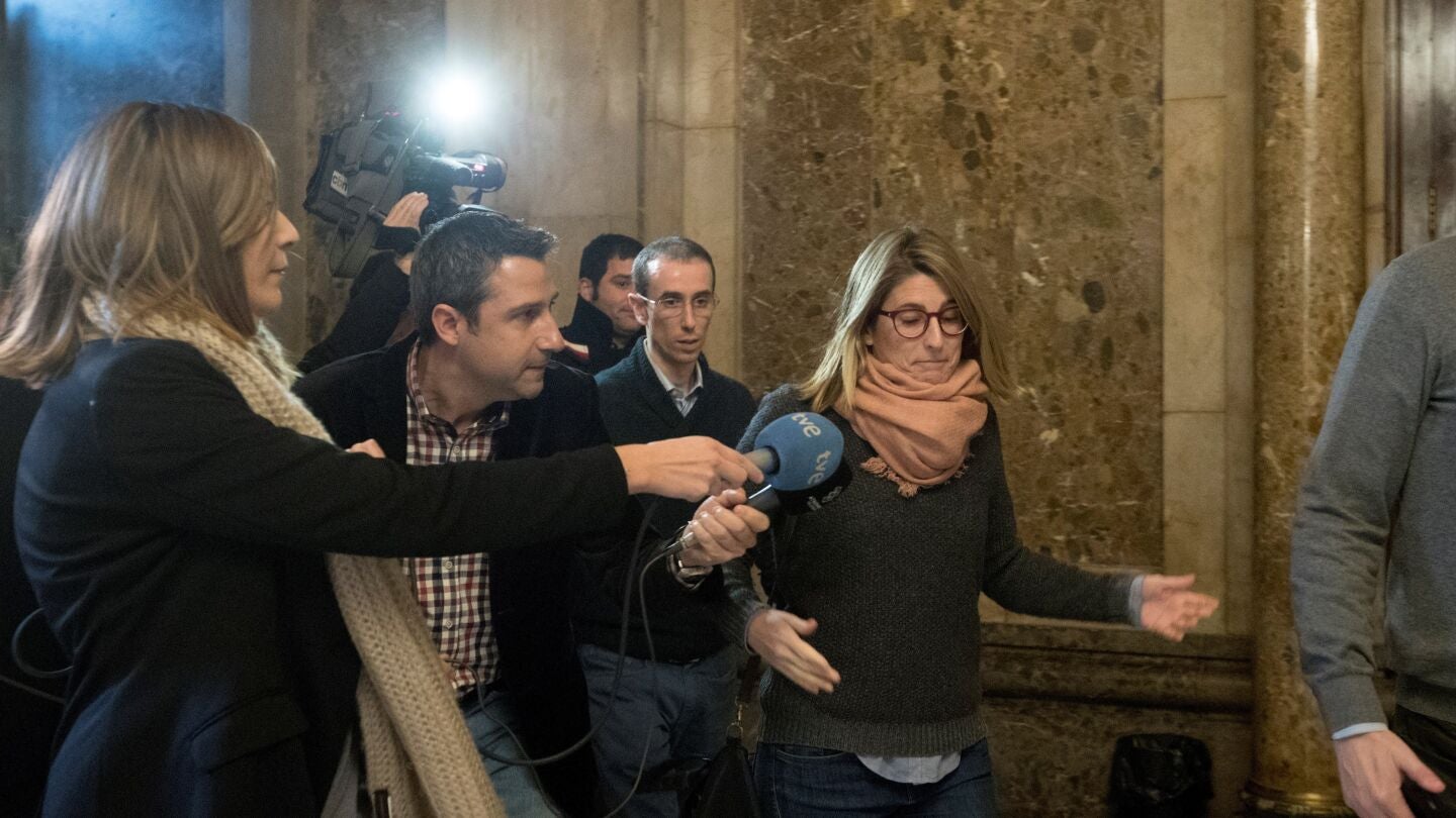 Elsa Artadi en los pasillos del Parlament